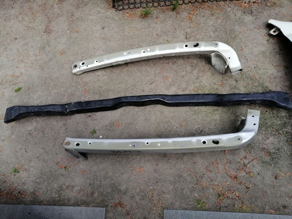 Dodge Ram błotnik prawy belka fartuch