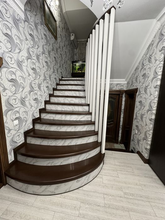 Виготовлення деревʼяних сходів з бука, ясеня, і дуба.