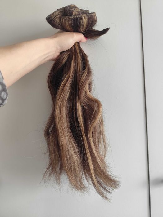 Naturalne włosy doczepiane brąz z blondem 45 cm 180 g 5 taśm