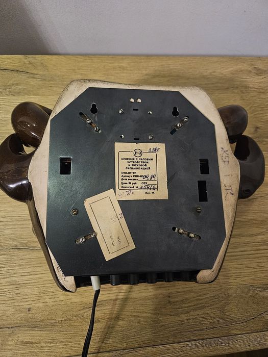 zegar cyfrowy w kształcie maski Satyr.