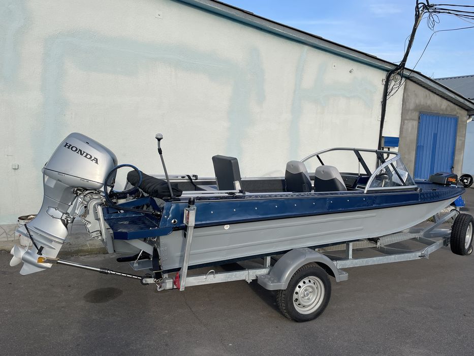Човен Казанка 5М в комплекті з мотором і причепом