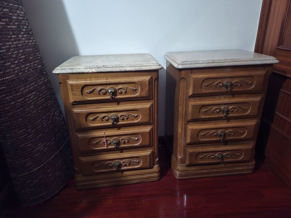 2 mesinhas de cabeceira com mármore
