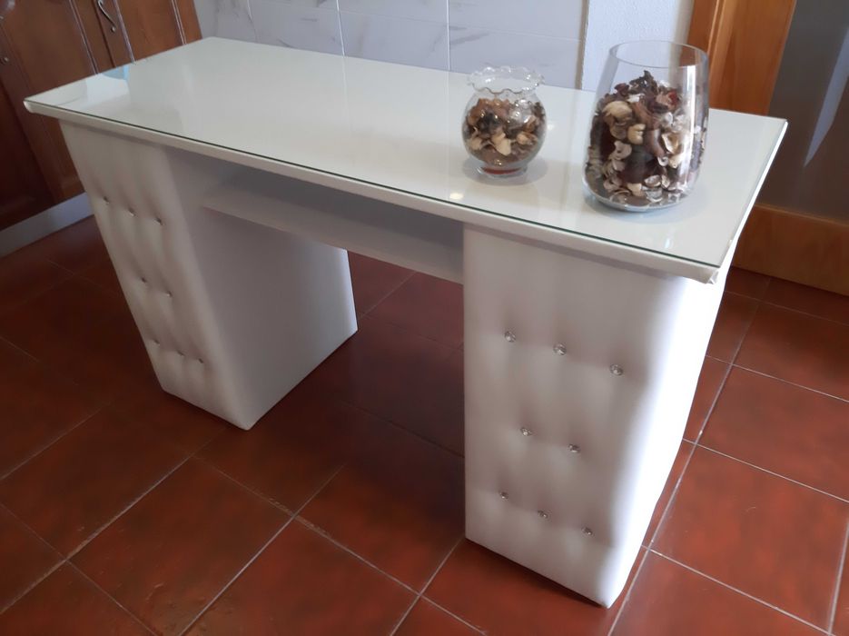 Balcões de atendimento estofados e mesas de manicure estofados