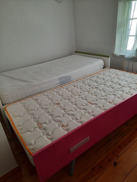 Cama nido com 2 estrados e 2 colchões COMO NOVO
