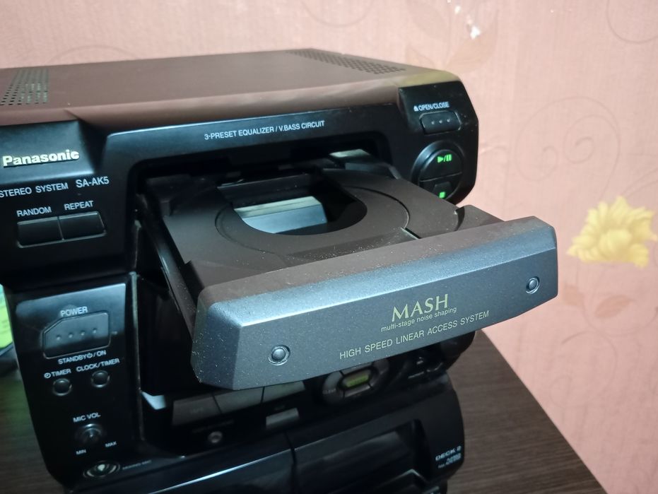 Музыкальных центр Panasonic есть AUX