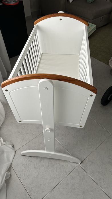 Berço baloiço , recém nascido.