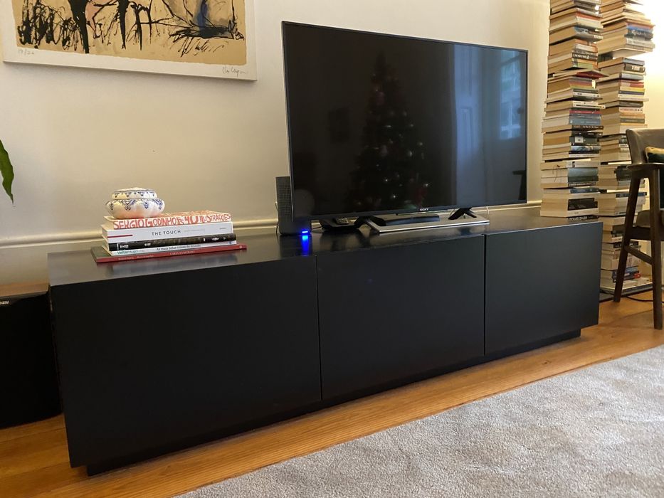 Móvel para TV preto em MDF lacado – design e produção Empatias
