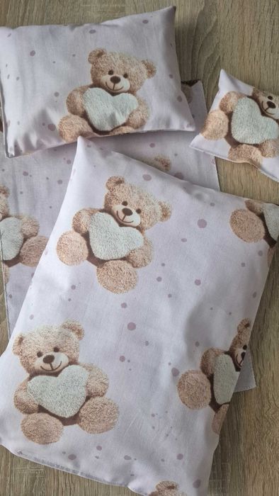 Pościel dla lalki miś z serduszkiem na różowym tle 4 elementy