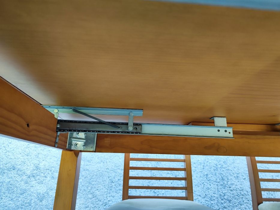 Mesa Extensível em Madeira Maciça + 6 Cadeiras