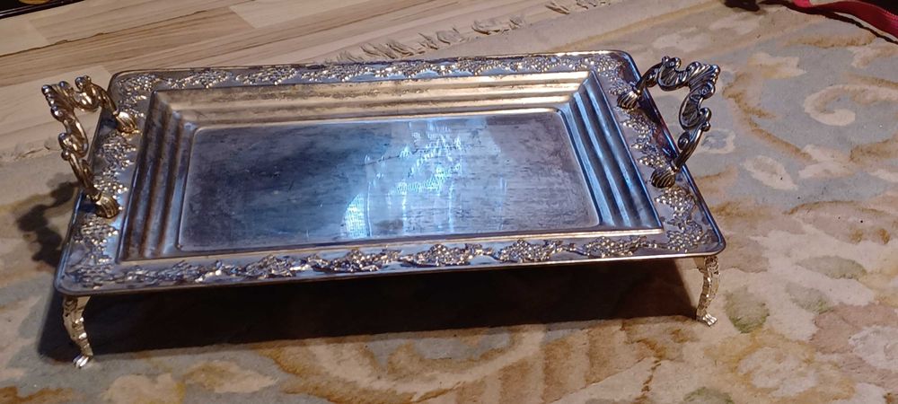 metalowa 40cm/29cm wys 6 cm na nózkach zdobiona taca -ślady lat