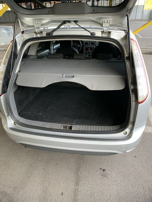 Продам серебристый Ford Focus 2010