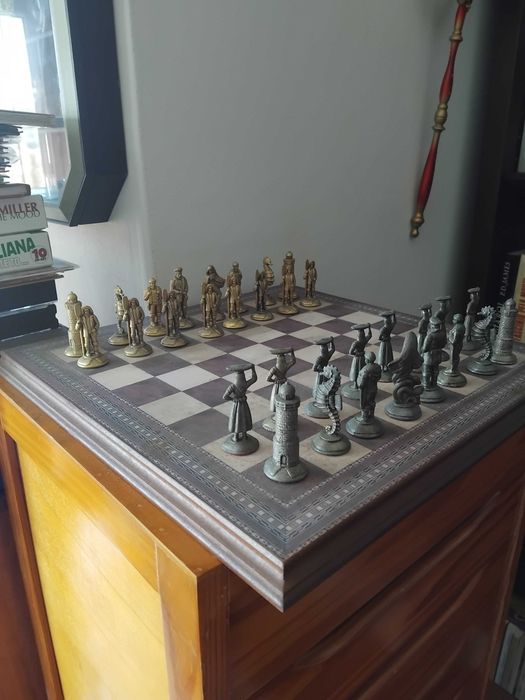 Tabuleiro de Xadrez Decorativo em Madeira com Peças Metálicas