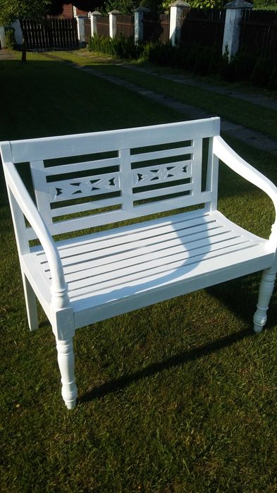 Urokliwa ławeczka ogrodowa.