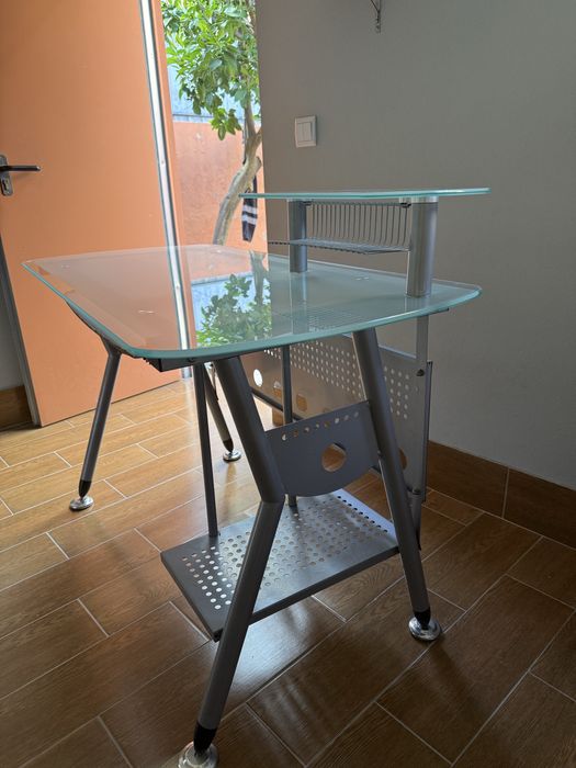 Vende-se Secretaria em vidro