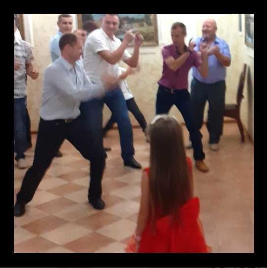Ведуча+Музика від 4000грн за 5 годин проведнення свята. Декор. Фото зона