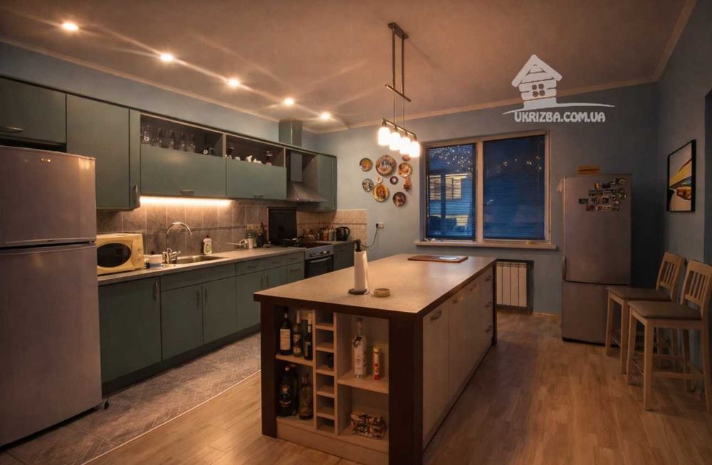 Дом 250 кв. Большой бассейн с подогревом, сауна, бильярд, генератор