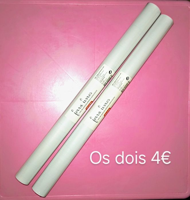 Vários artigos de papelaria e artesanato.