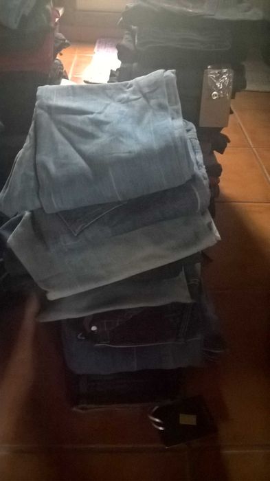 lote de 77 calças para mulher .novas com etiqueta