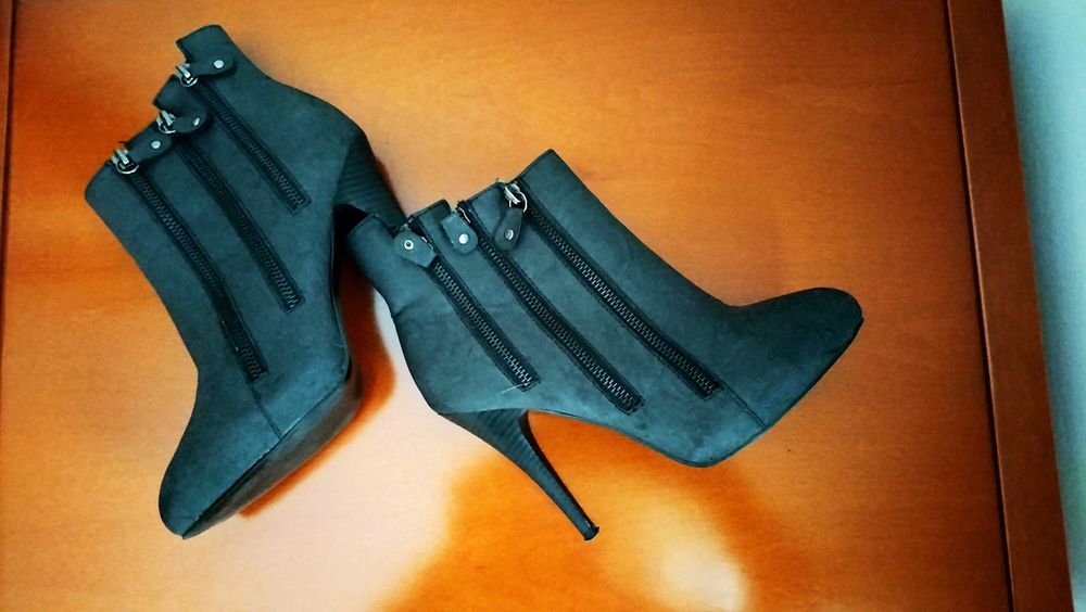 Botas pretas com fechos e salto agulha n° 38