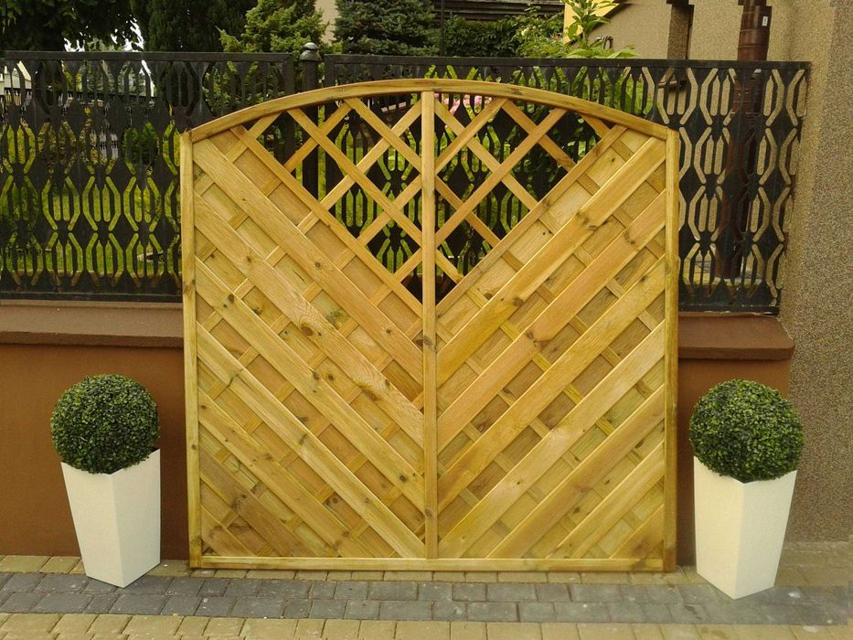 Masywny i Solidny Płot Diagonalny Ryflowany Pergola Drewniana