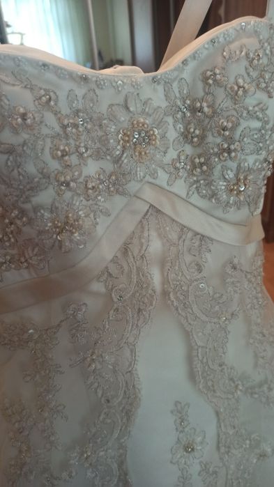 Весільна сукня зі шлейфом