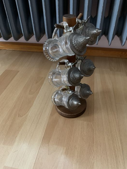 Dekoracyjny stojak z miniaturowymi  kuflami