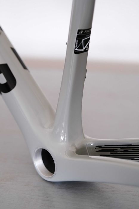 Rama FACTOR (Zestaw Premium) O2 2023 Disc k. Shattered Grey, r. 54