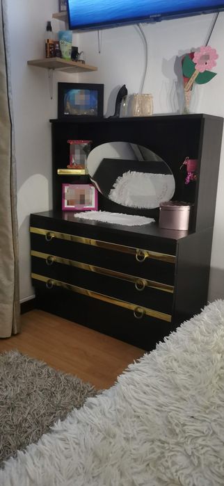 Mobilia quarto antiga com roupeiro