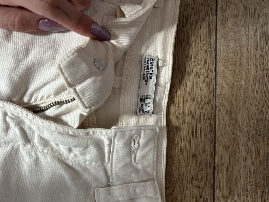 Białe spodnie z rozcięciami Bershka 34 high waist