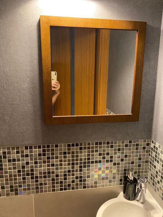 Lustro w drewnianej ramie