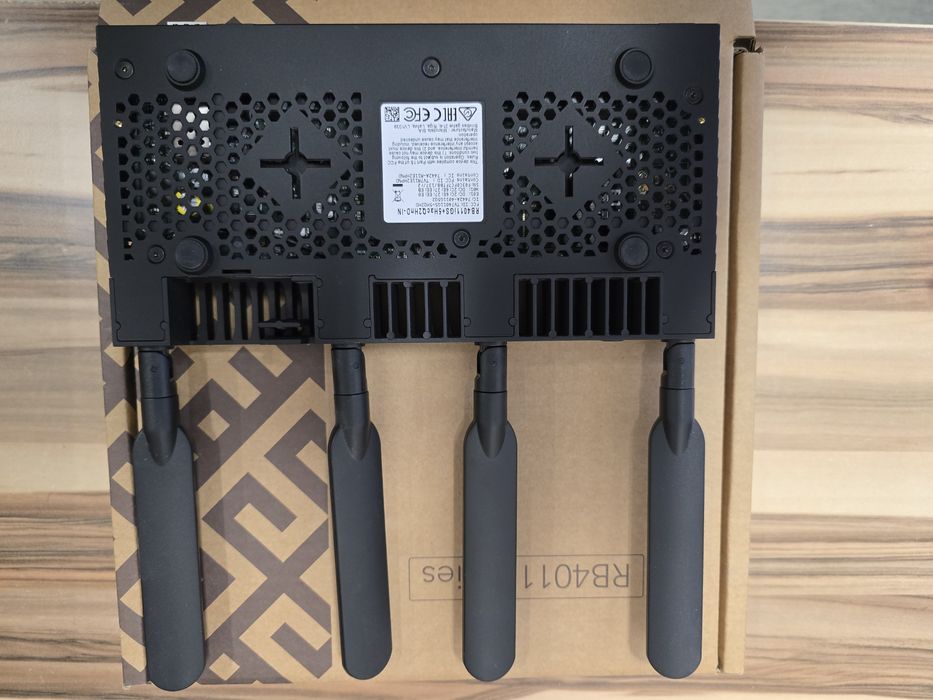 Router Mikrotik RB4011 iGS+5HacQ2HnD-IN