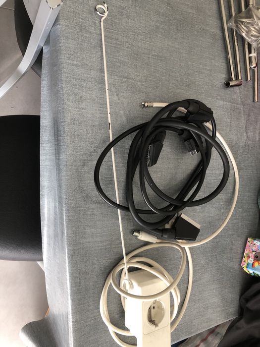 Cabos e uma ficha em bom estado