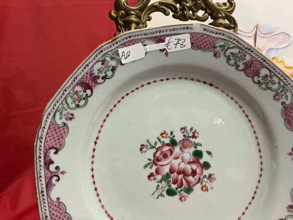 Prato porcelana com 23 cm.     Anúncios abaixo