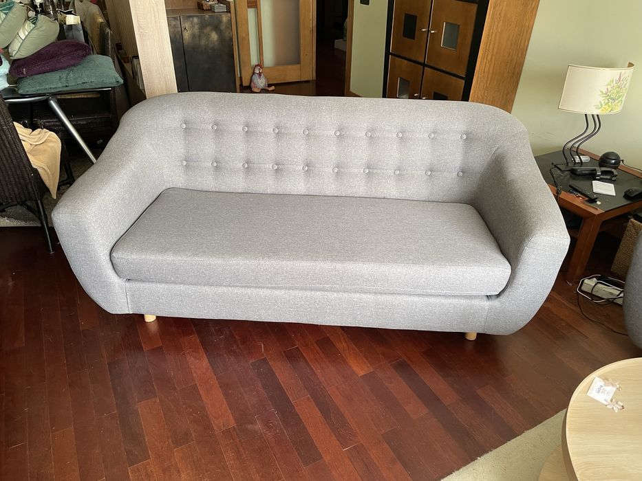 Sofas cinzentos.