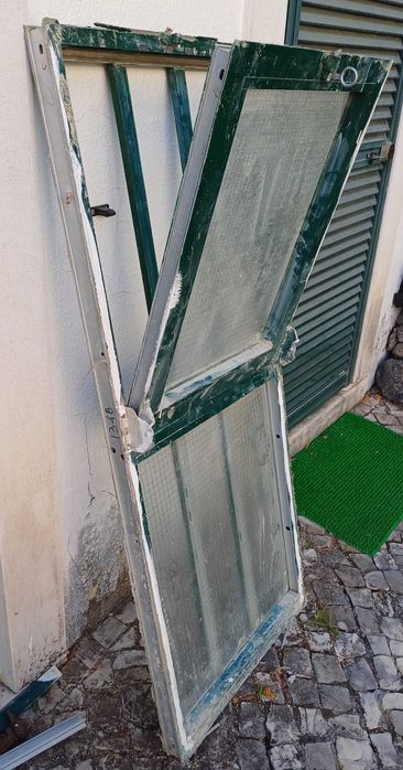 Janela de alumínio usada