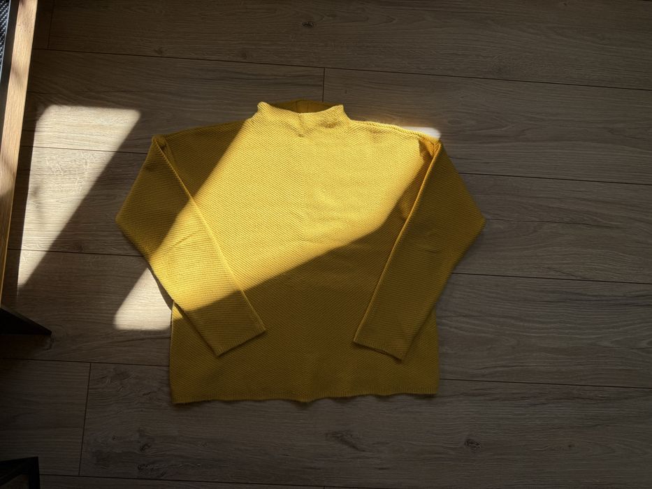 Żółty musztardowy sweter z półgolfem Mohito miły miękki jesienny