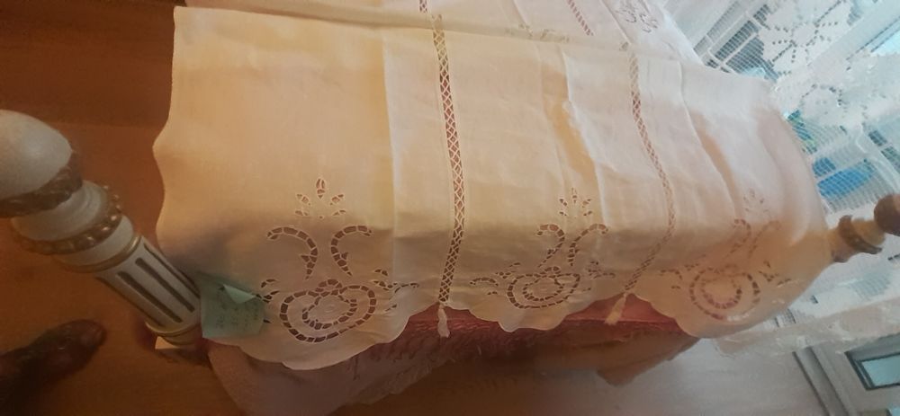Belo Par de Cortinados Bordados
