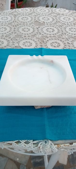 Cinzeiro em mármore branco polido