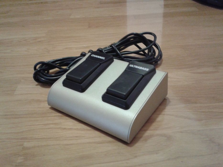 Басовий комбопідсилювач/монітор Behringer BXL1800