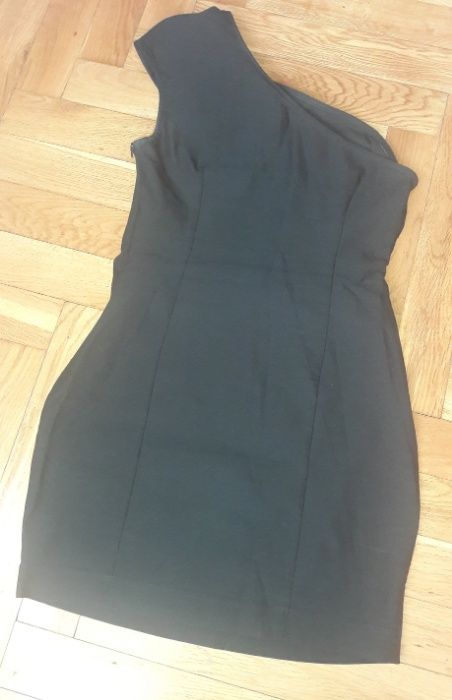 Czarna sukienka na jedno ramie TRF M/L z marszczeniami