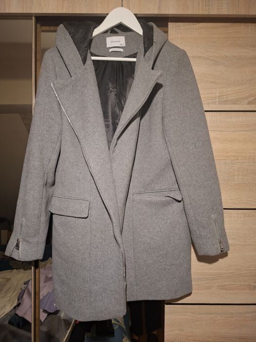 Szary damski plaszcz z wełna. Duży kaptur. Reserved