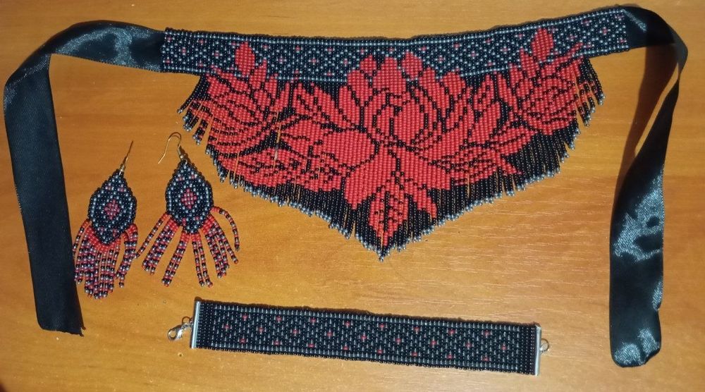 Продам комплект прикрас з бісеру (намисто, браслет, сережки)