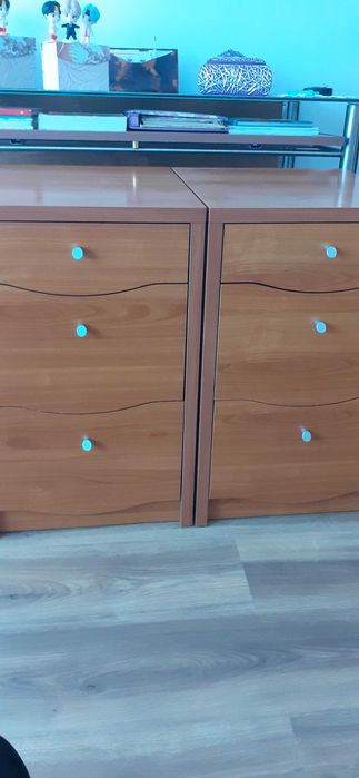 Vendo 2 mesinhas de cabeceira com 3 gavetas
