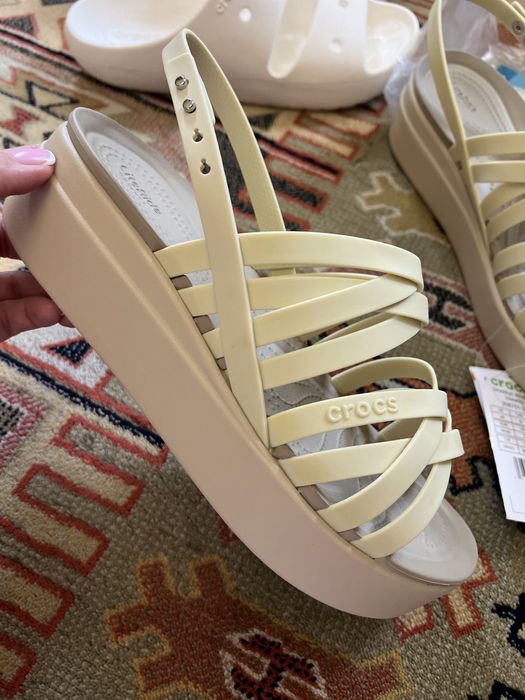 Сандалі Crocs Brooklyn Strappy Low Wedge жіночі на платформі w9