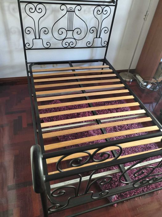 Cama em ferro preta 1,20 m x 1,90 m