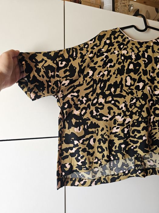 Bluzka Oversize Topshop – Cold Shoulder / Panterka (Rozm. UK 12 / EUR 40 / L)