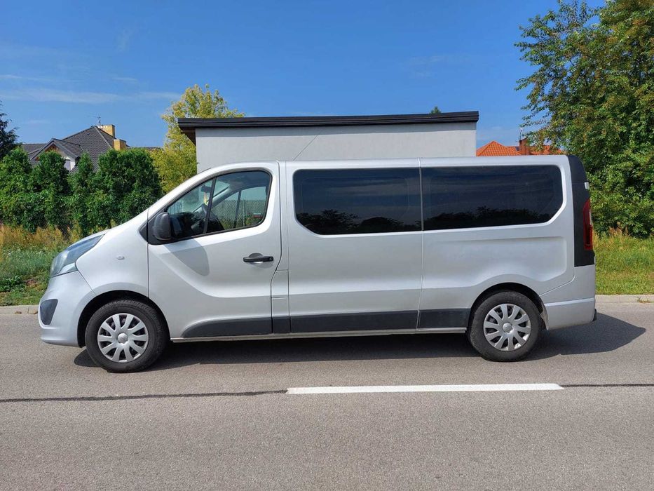 Wypożyczalnia Samochodów Busów osobowych dla niepełnosprawnych winda