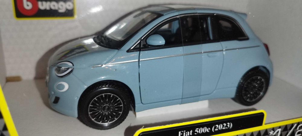 Bburago Fiat 500e Met. Blue 2023r, skala 1:24.