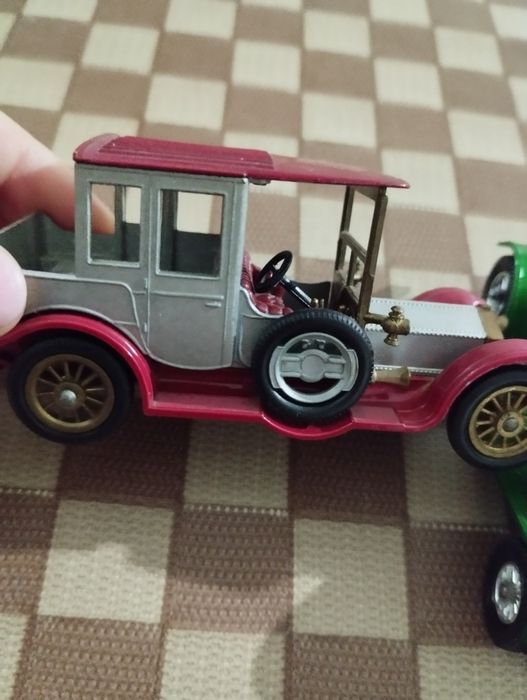 Машинки 1:43.             .