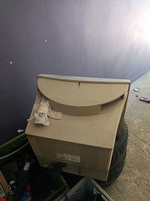Telewizor Fujitsu z pilotem